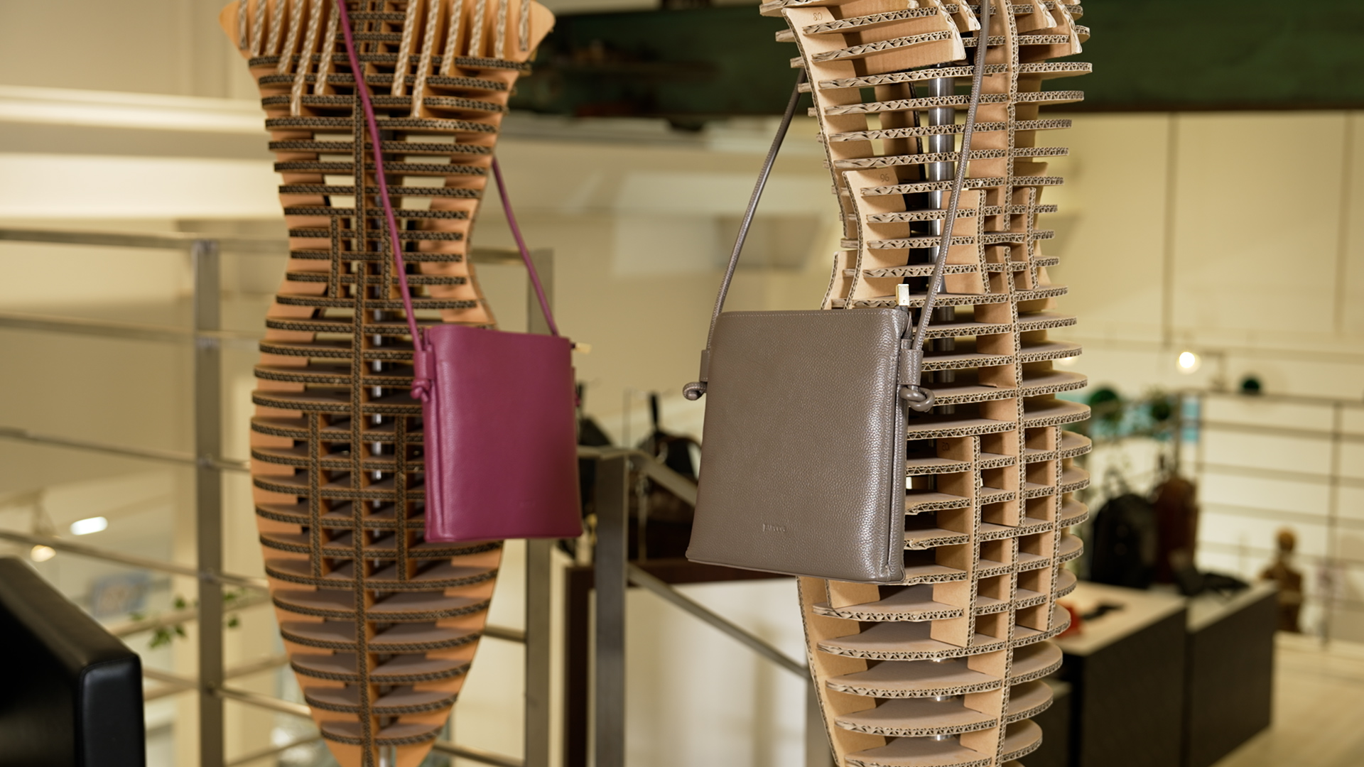 シュリンクレザー ノットモチーフ ポシェット （グレー　パープル）